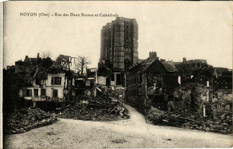 Carte postale ancienne Noyon Rue des Deux Bornes et Cathedrale France à Noyon