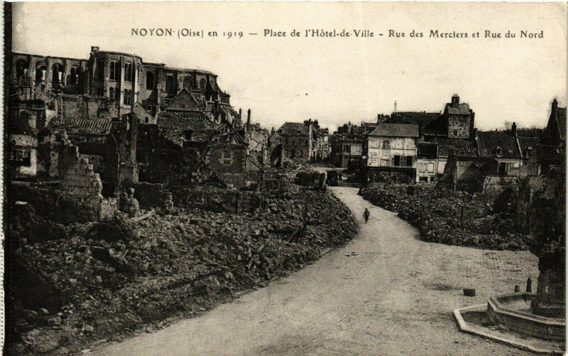 Carte postale ancienne Noyon Place de l'Hotel de Ville France à Noyon