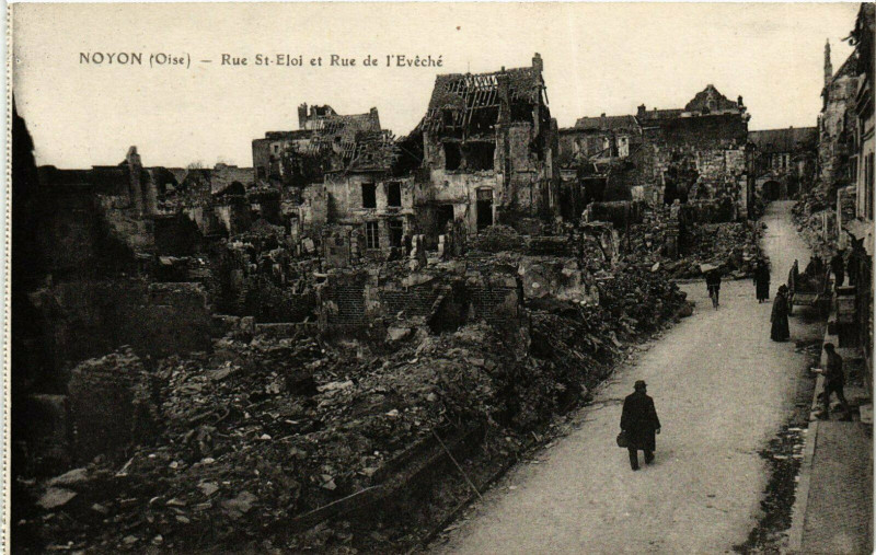 Carte postale ancienne Noyon Rue Saint-Eloi et Rue de l'Eveche France à Noyon