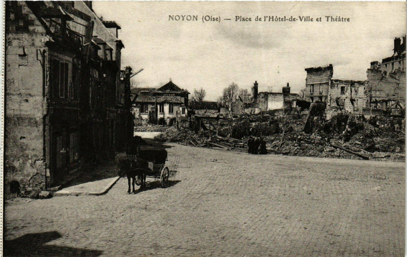 Carte postale ancienne Noyon Place de l'Hotel de Ville France à Noyon