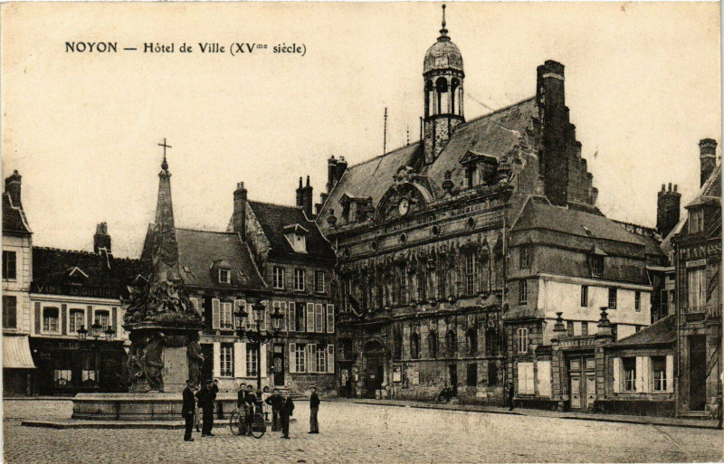 Carte postale ancienne Noyon Hotel de Ville France à Noyon