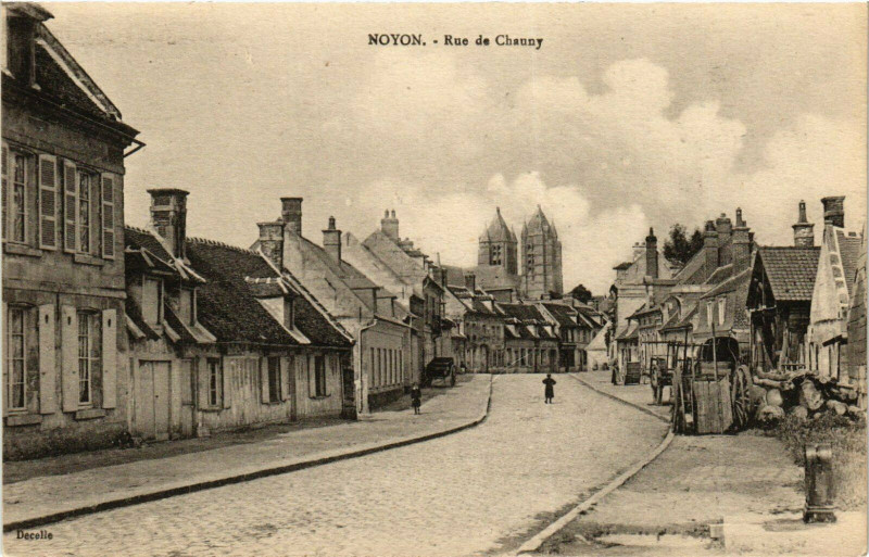 Carte postale ancienne Noyon Rue de Chauny France à Noyon