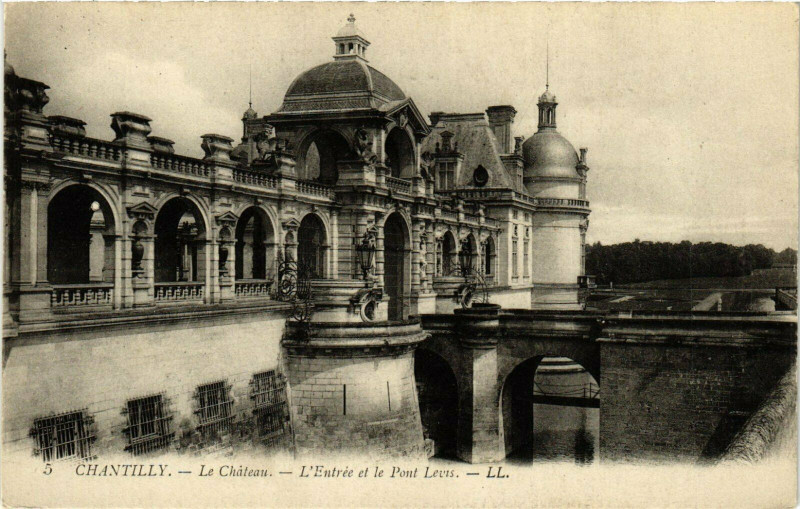 Carte postale ancienne Chantilly L'Entree et le Pont Levis France à Chantilly
