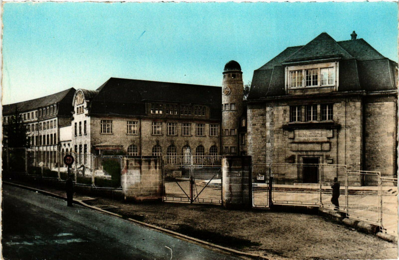 Carte postale ancienne Creil Le Lycee de jeunes filles France à Creil