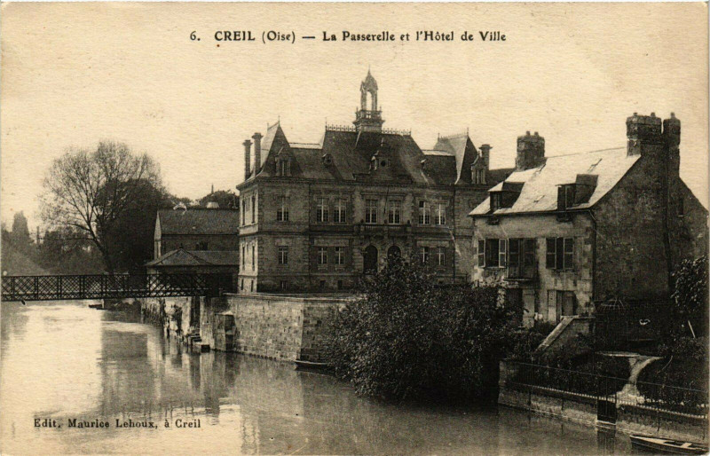 Carte postale ancienne Creil La Passerelle et l'Hotel de Ville France à Creil