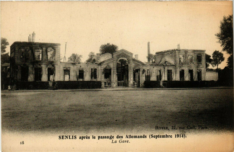 Carte postale ancienne Senlis apres le passage des Allemands, La Gare France à Senlis