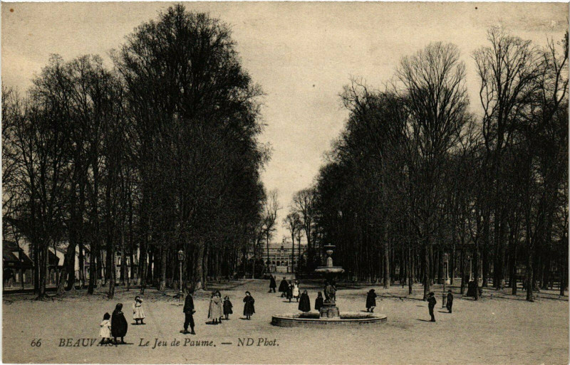 Carte postale ancienne Beauvais Le Jeu de Paume France à Beauvais