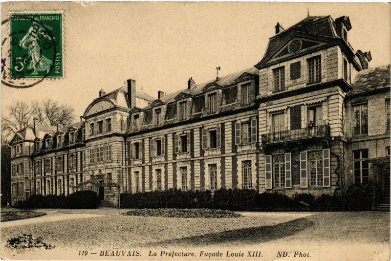 Carte postale ancienne Beauvais La Prefecture, Facade Louis Xiii France à Beauvais