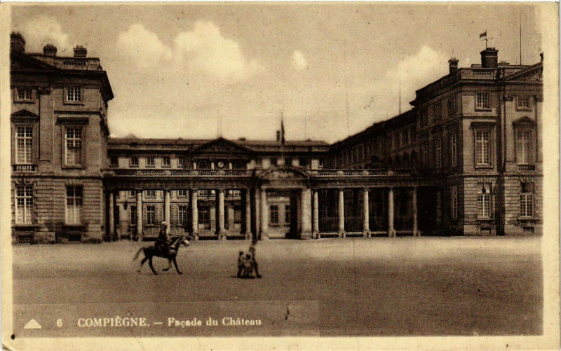Carte postale ancienne Compiegne Facade du Chateau France à Compiègne