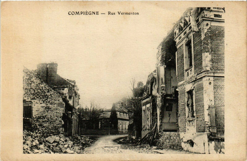 Carte postale ancienne Compiegne Rue Vermenton France à Compiègne