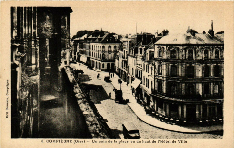 Carte postale ancienne Compiegne Un coin de la Place France à Compiègne