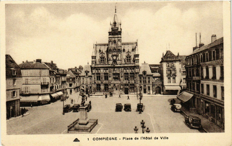 Carte postale ancienne Compiegne Place de l'Hotel de Ville France à Compiègne