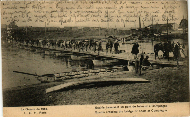 Carte postale ancienne Compiegne Spahis traversant un pont de bateaux France à Compiègne