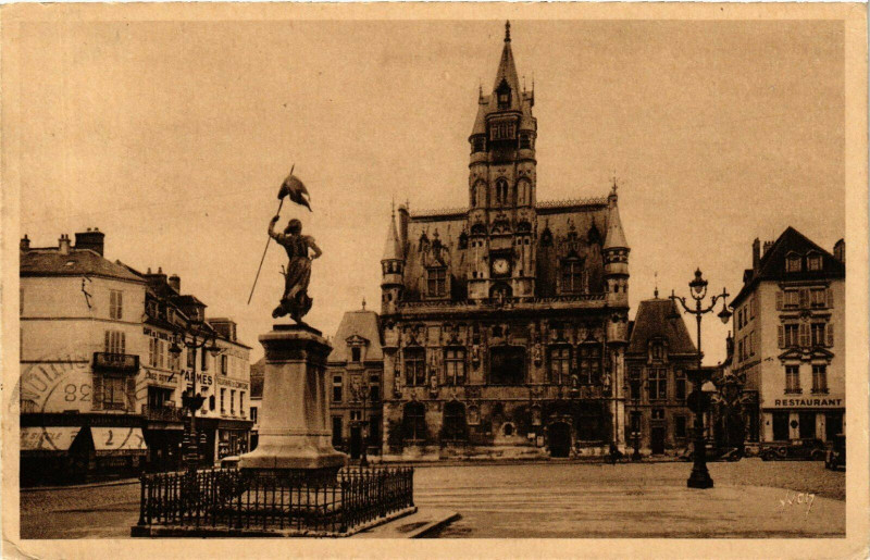 Carte postale ancienne Compiegne Place de l'Hotel de Ville France à Compiègne