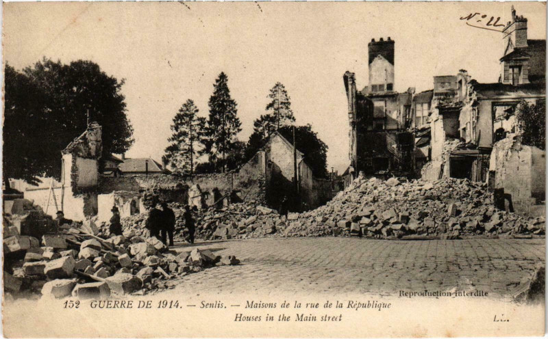 Carte postale ancienne Militaire - Senlis - Maisons de la rue de la Republique à Senlis