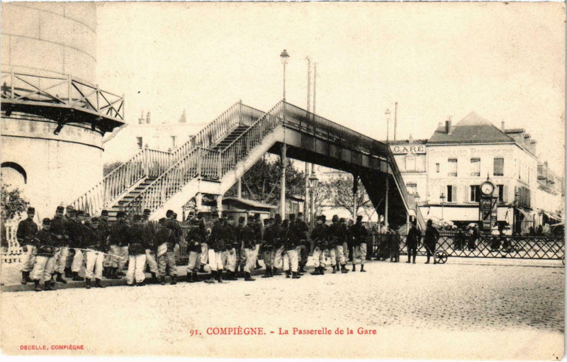 Carte postale ancienne Militaire - Compiegne - La Passerelle de la Gare à Compiègne