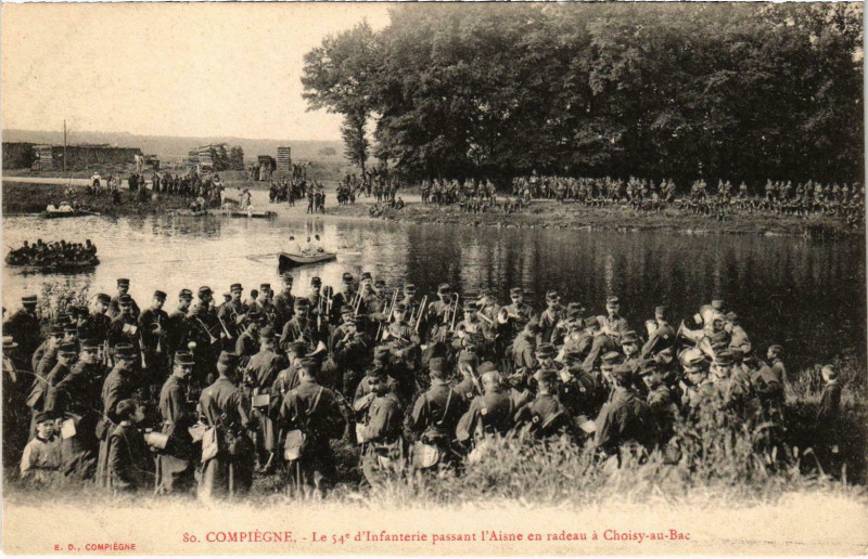 Carte postale ancienne Militaire - Compiegne - Le 54e d'Infanterie passant l'Aisne à Compiègne