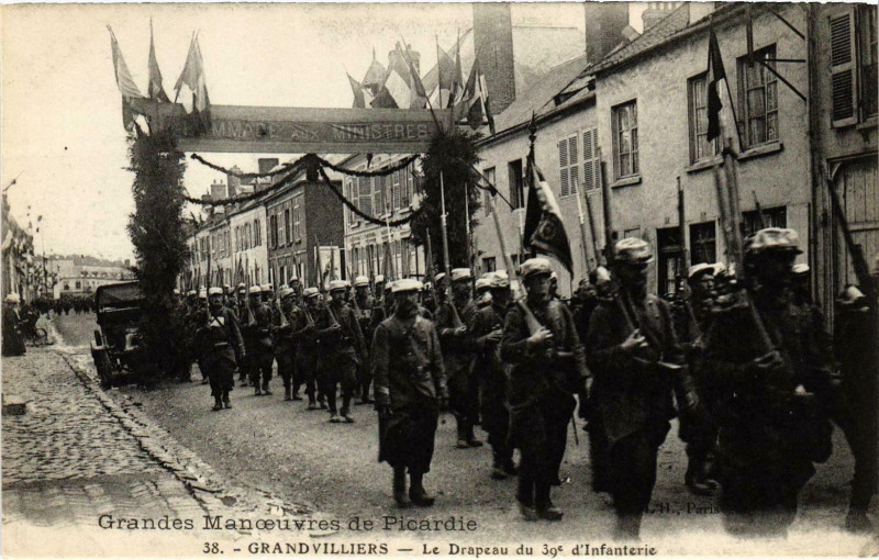 Carte postale ancienne Militaire - Grandvilliers - Le Drapeau du 30e d'Infanterie à Grandvilliers