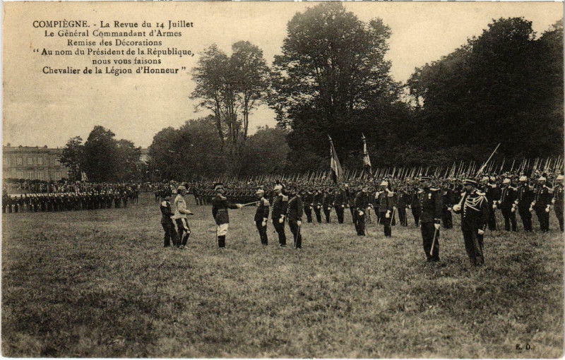 Carte postale ancienne Militaire - Compiegne - La Revue du 14 Juillet à Compiègne