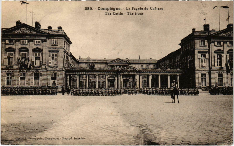 Carte postale ancienne Militaire - Compiegne - La Facade du Chateau à Compiègne