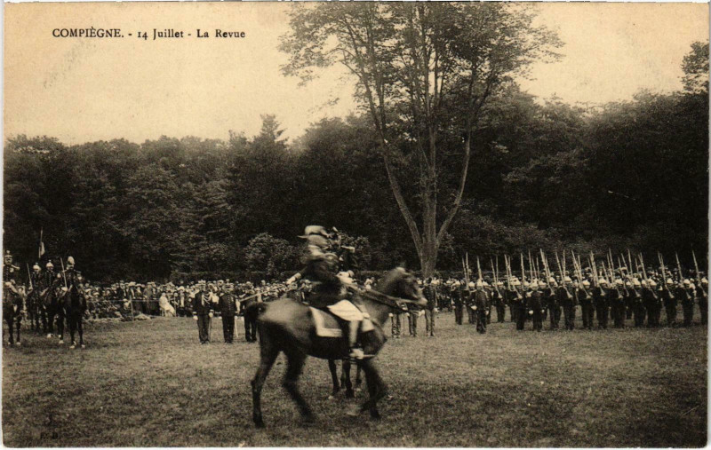 Carte postale ancienne Militaire - Compiegne - 14 Juillet - La Revue à Compiègne