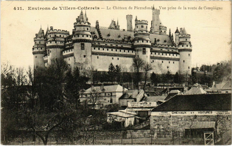 Carte postale ancienne Le Chateau de Pierrefonds - Vue prise de la Route de Compiegne à Pierrefonds