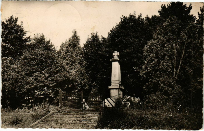Carte postale ancienne Moyenneville - Le Monument à Moyenneville