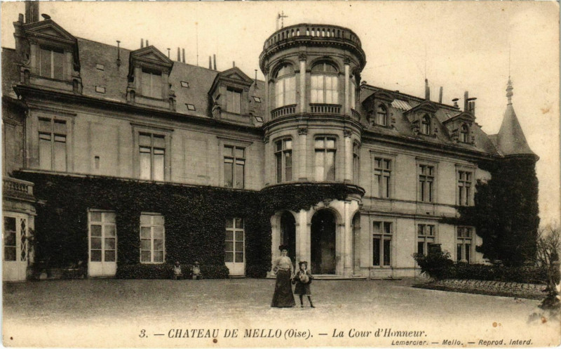 Carte postale ancienne Mello - Chateau de Mello - La Cour d'Honneur à Mello