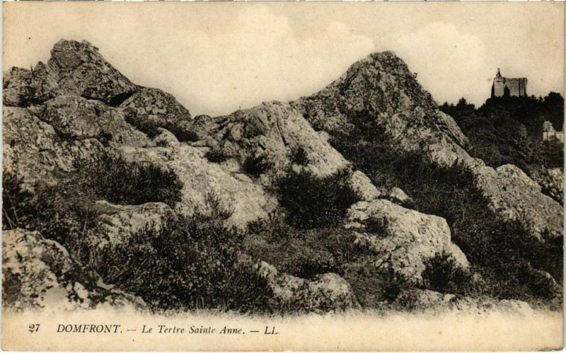 Carte postale ancienne Domfront - Le Tertre Sainte-Anne à Domfront