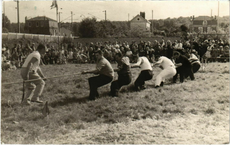 Carte postale ancienne Oise - Tug of War Game