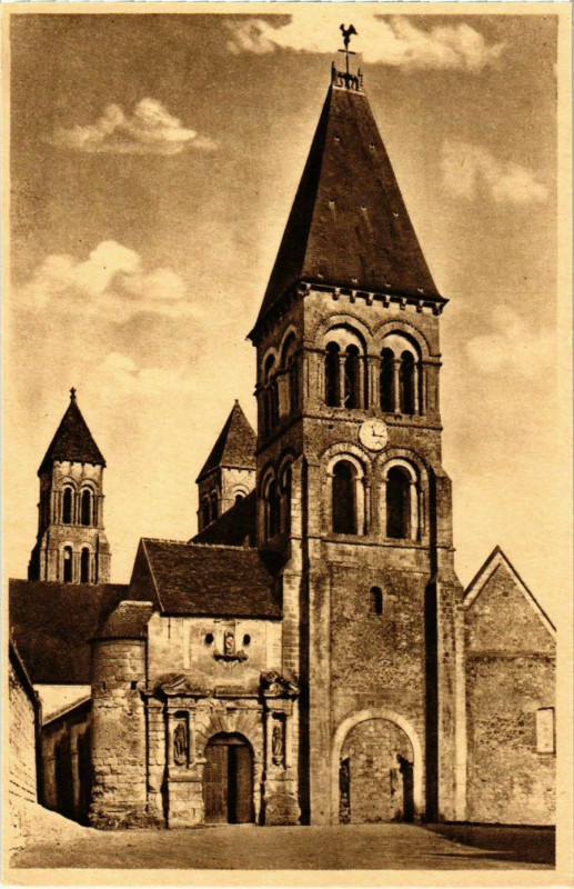 Carte postale ancienne Morienval - Facade de l'Eglise Notre-Dame à Morienval
