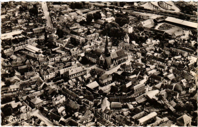 Carte postale ancienne Meru - Vue Aerienne - L'Eglise et la Gare à Méru