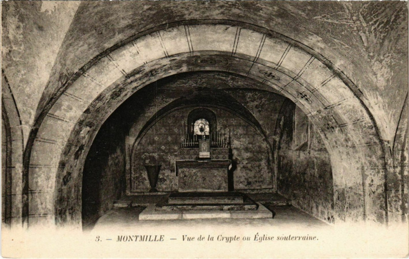 Carte postale ancienne Montmille - Vue de la Crypte ou Eglise Souterraine