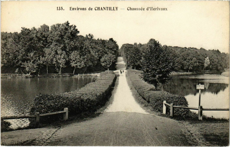 Carte postale ancienne Environs de Chantilly - Chaussee d'Herivaux à Chantilly