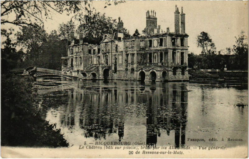 Carte postale ancienne Ricquebourg - Le Chateau - Brulee ar les Allemands - Vue Generale à Ricquebourg