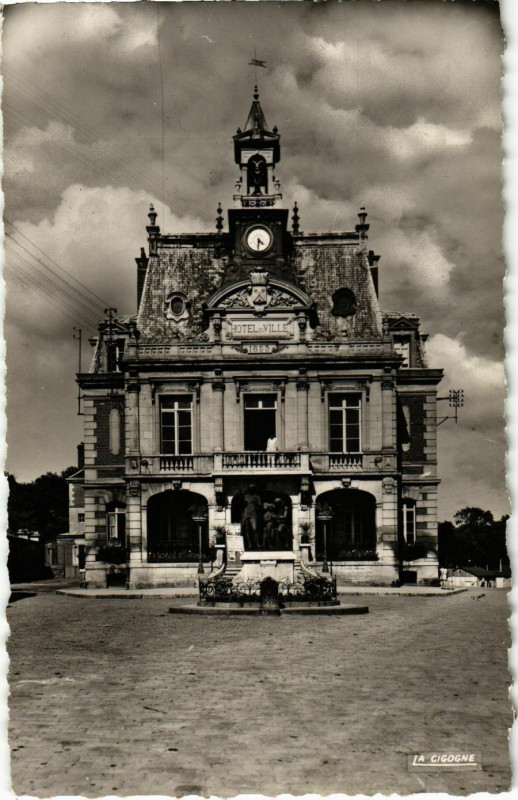 Carte postale ancienne Saint-Just-en-Chausse - Hotel-de-Ville et Mt. Braille à Ville