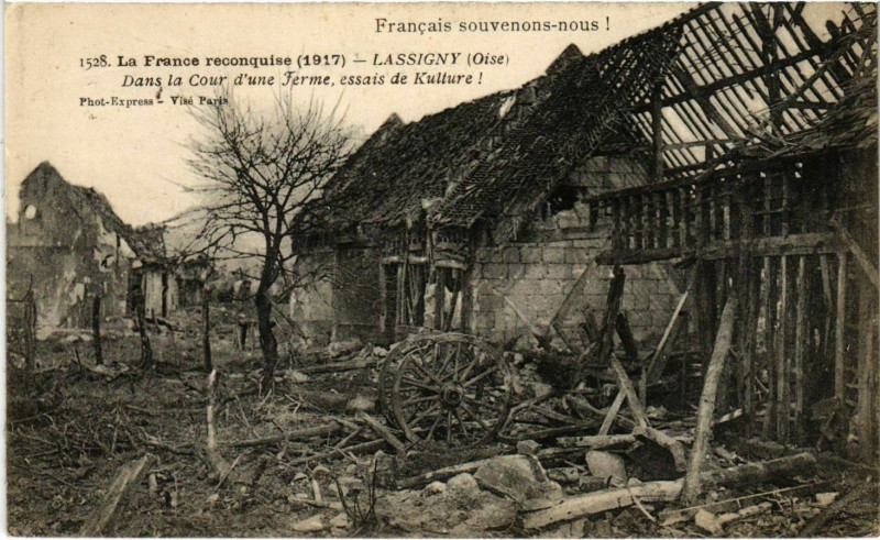 Carte postale ancienne Lassigny - Dans la Cour d'une Ferme - Ruines - 1917 à Lassigny