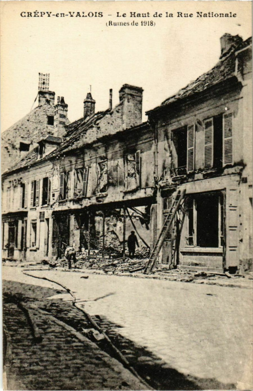 Carte postale ancienne Crepy-en-Valois - Le Haut de la Rue Nationale - Ruines de 1918 à Crépy-en-Valois