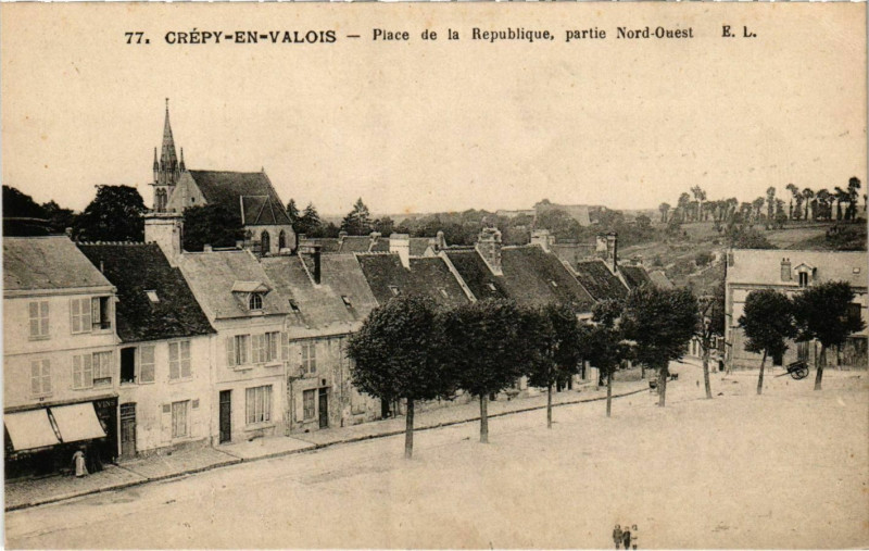 Carte postale ancienne Crepy-en-Valois - Place de la Republique - Partie Nord-Ouest à Crépy-en-Valois
