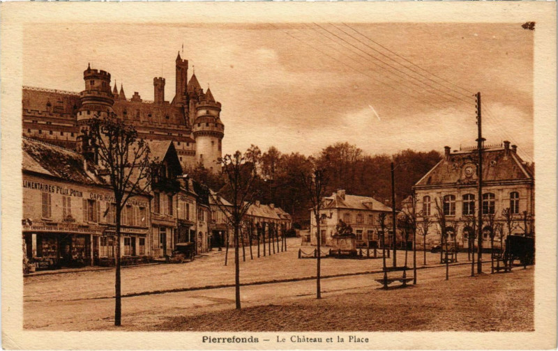 Carte postale ancienne Pierrefonds - Le Chateau et la Place à Pierrefonds