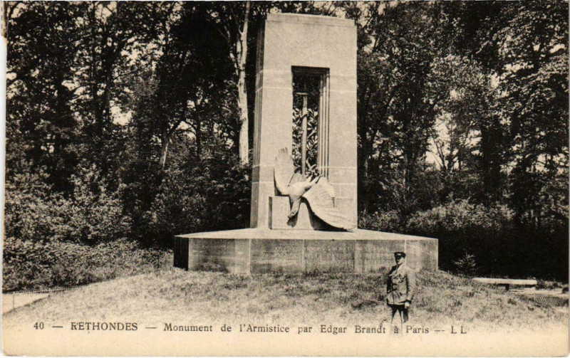Carte postale ancienne Rethondes - Monument de l'Armistice par Edgar Brandt a Paris à Rethondes