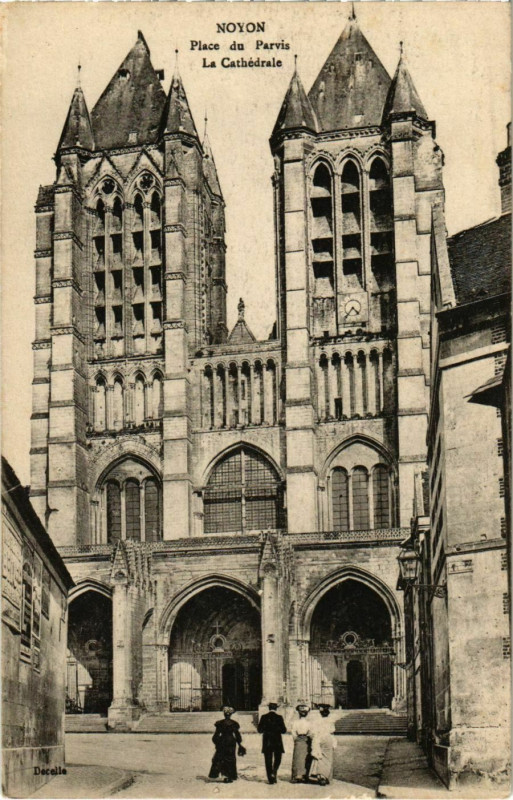 Carte postale ancienne Noyon - Place du Parvis - La Cathedrale à Noyon