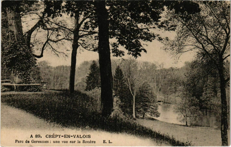 Carte postale ancienne Crepy-en-Valois - Parc de Geresmes - Une Vue sur la Riviere à Crépy-en-Valois