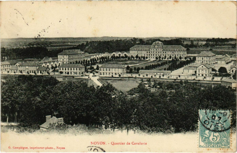 Carte postale ancienne Noyon - Quartier de Cavalerie à Noyon