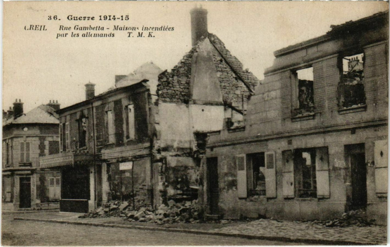 Carte postale ancienne Creil - Rue Gambetta - Maisons Incendiees - Guerre de 1914-15 à Creil