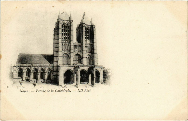 Carte postale ancienne Noyon - Facade de la Cathedrale à Noyon