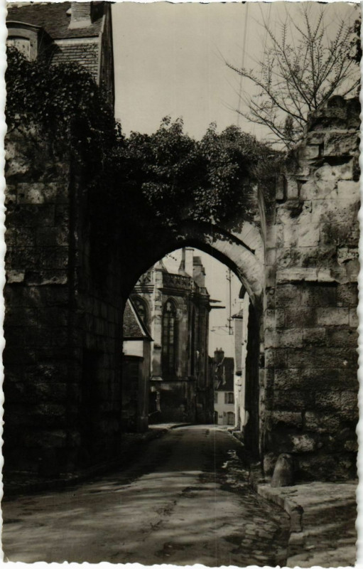 Carte postale ancienne Clermont - La Porte Nointel à Clermont