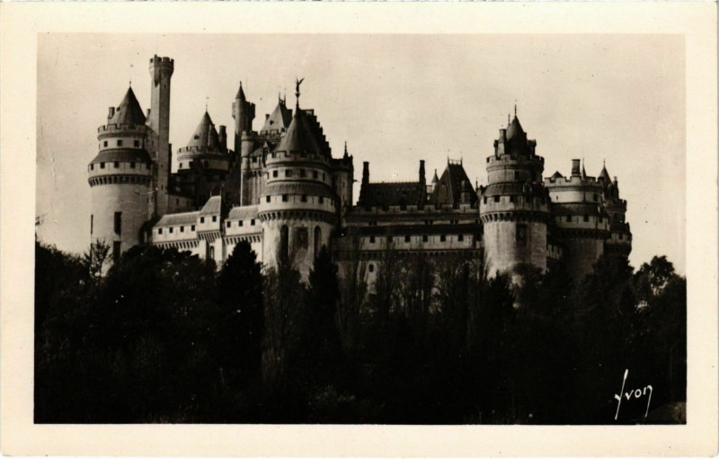 Carte postale ancienne Pierrefonds - Le Chateau - Cote Est à Pierrefonds