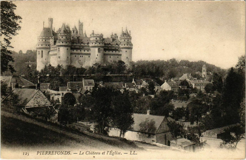 Carte postale ancienne Pierrefonds - Le Chateau et l'Eglise à Pierrefonds