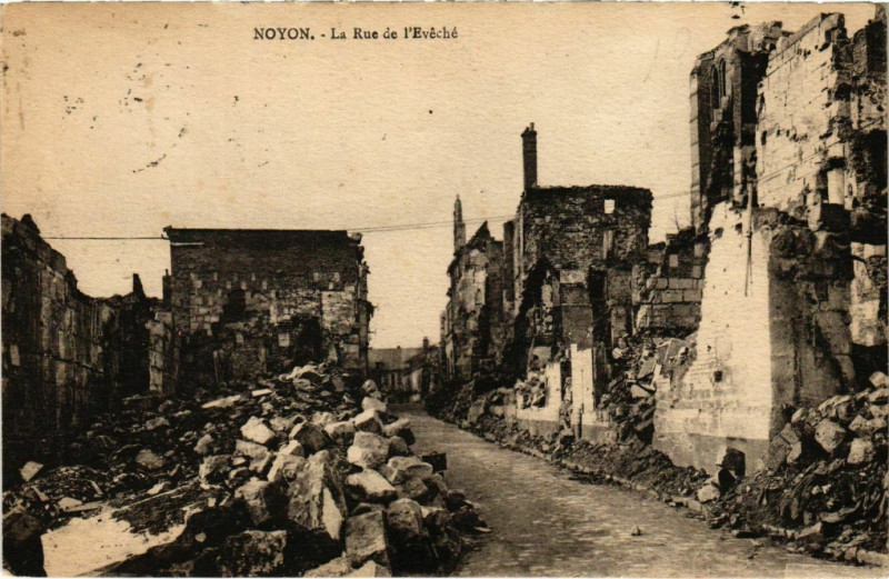 Carte postale ancienne Noyon - La Rue de l'Eveche - Ruines à Noyon